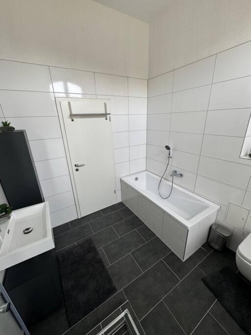 Apartment Mit Parkplatz Und Wifi Magdeburg Exterior photo